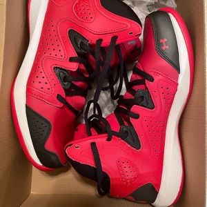 Under Armour Boys red/blk Torch 2 shoes size 6.5